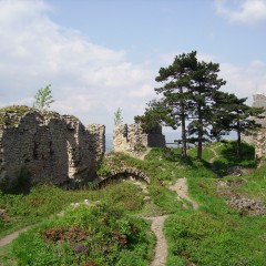 Tourist site (sight-seeing location, ruins, castle) source: Wikimedia Commons