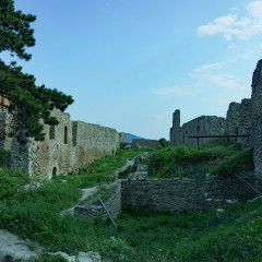 Tourist site (sight-seeing location, ruins, castle) source: Wikimedia Commons
