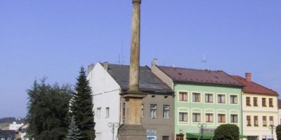 Column with a statue of the Immaculate Virgin Mary. 