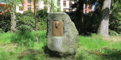 (Pomník s deskou MUDr. Rudolfa Lukese). 